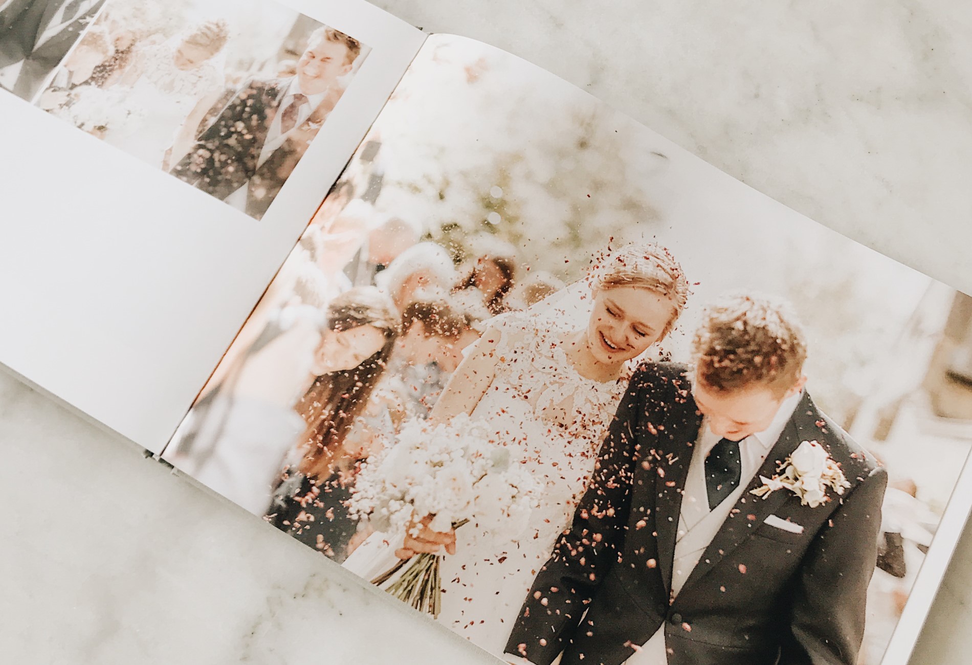 Ouverture d'un album de mariage montrant les photos de la mariée et du marié.
