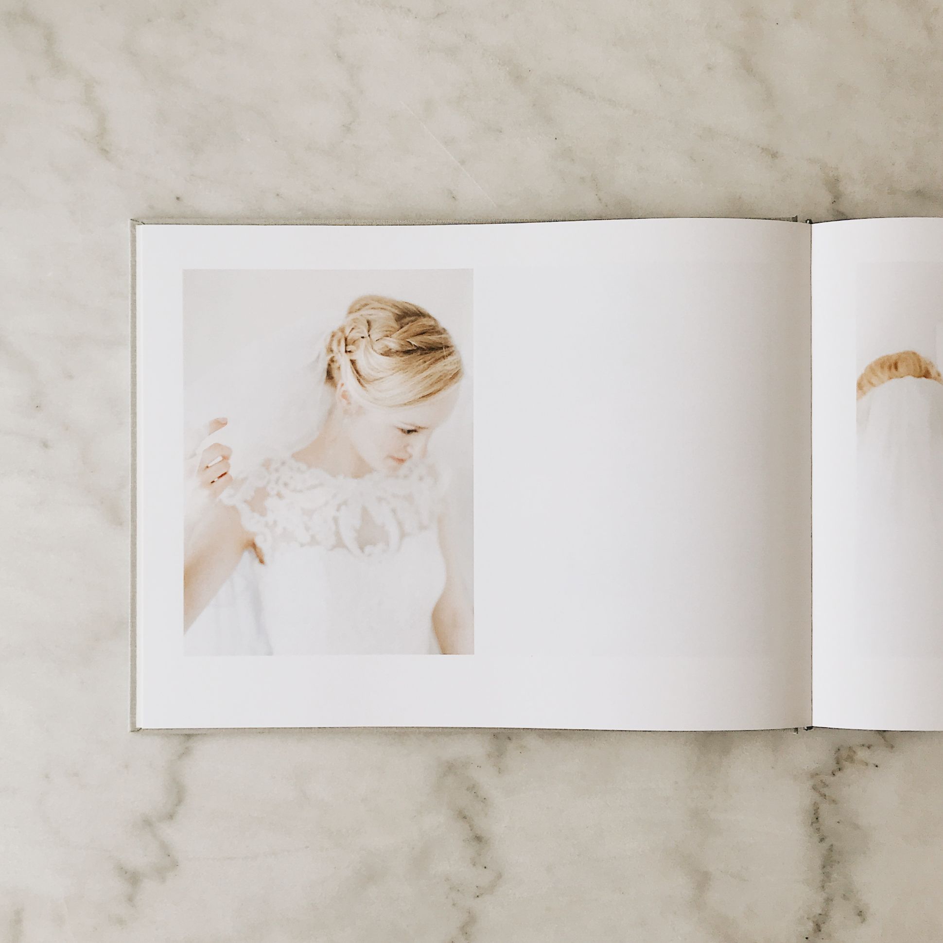 Un libro de boda abierto mostrando la foto de la novia.