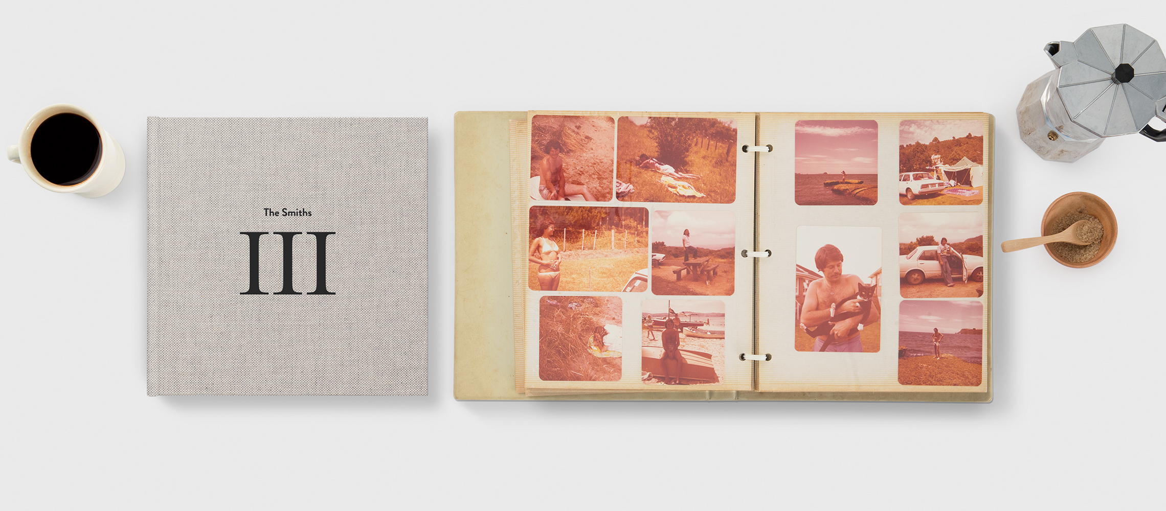Un livre de photos fermé et un livre de photos ouvert avec des images rétro d'un voyage.