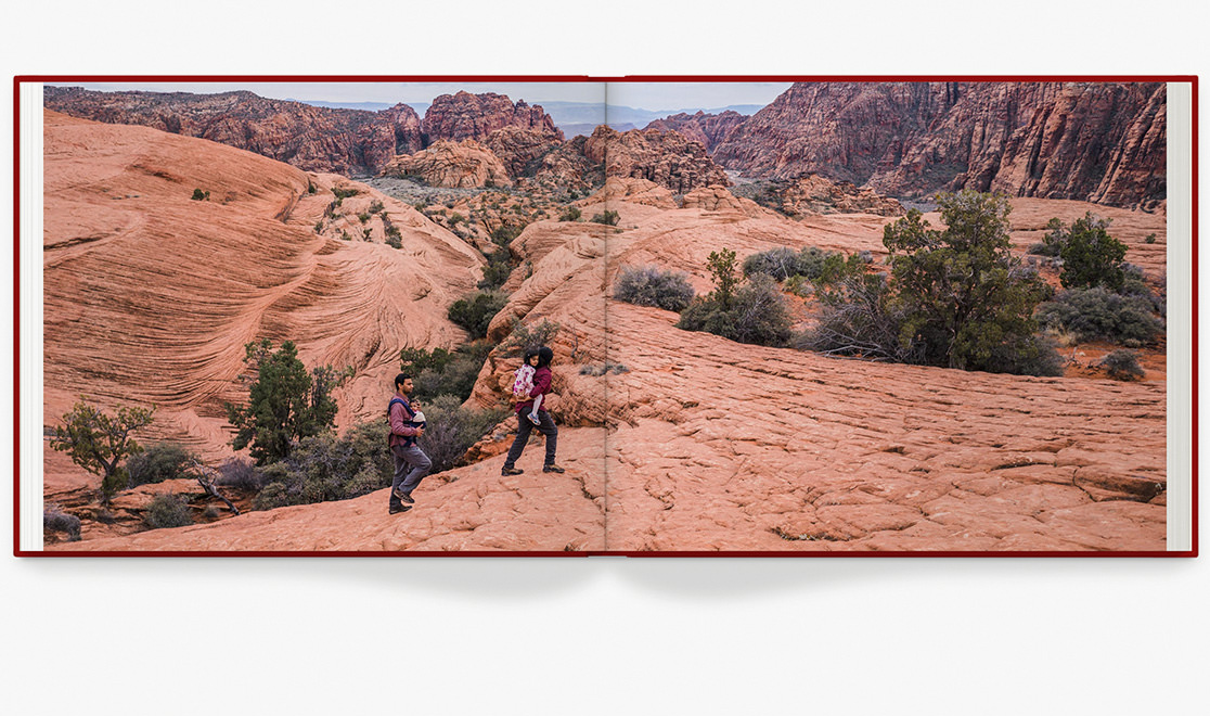 Family photo book with double page spread at the Snow Canyon.