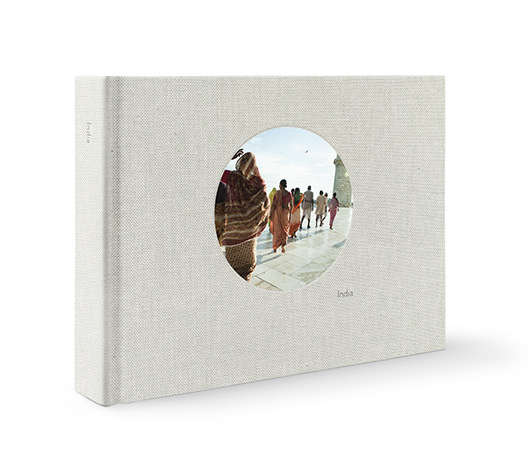 Album photo premium avec motif de voyage sur la couverture.