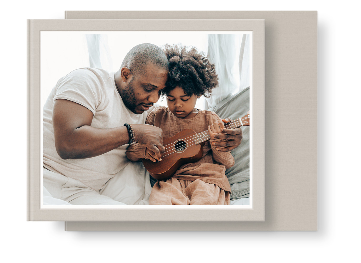 Un père joue de la guitare avec son fils.