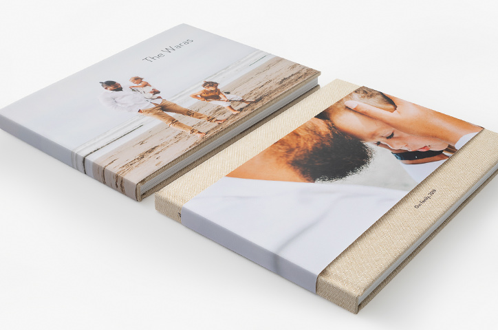 Livre de photos de portraits avec jaquette plein de la mère et de l'enfant.