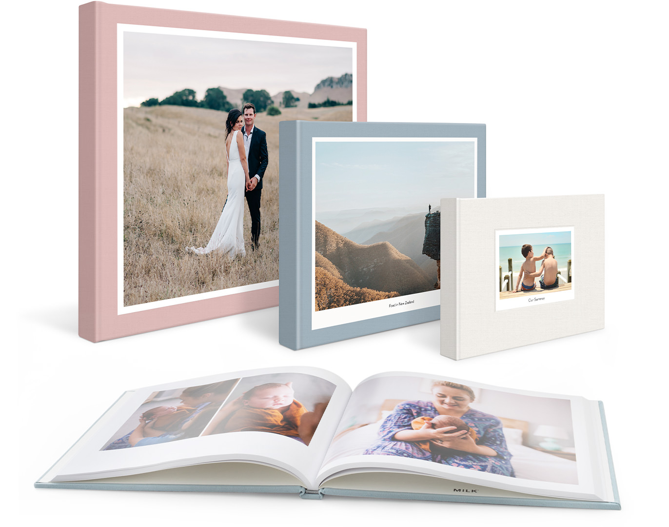 Vier klassische Fotobücher, ein Hochzeitsbuch, ein Reisebuch, ein Familienbuch und ein aufklappbares Buch für Babyfotos.