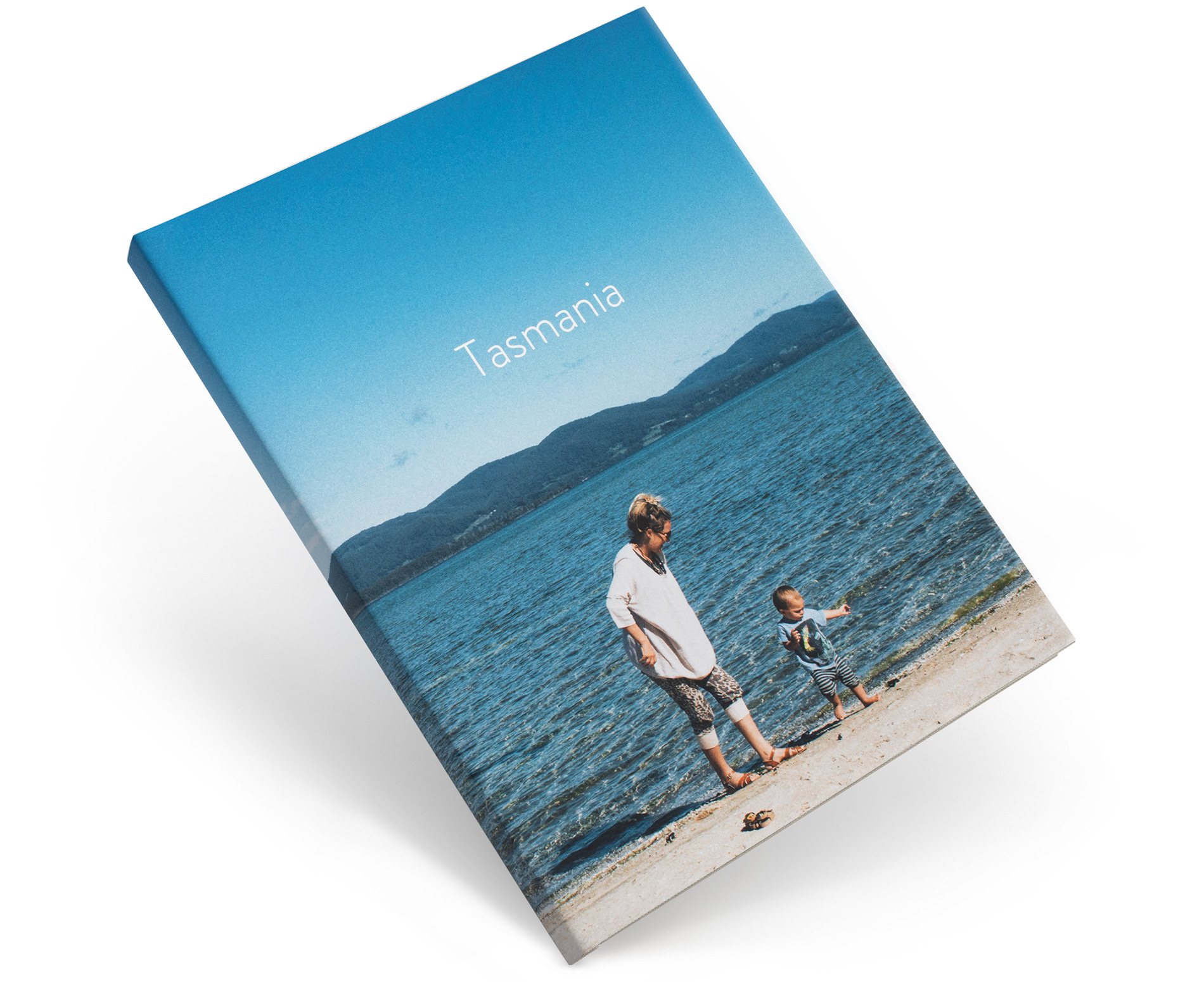 Fotolibro de retrato con sobrecubierta completa de madre e hijo.